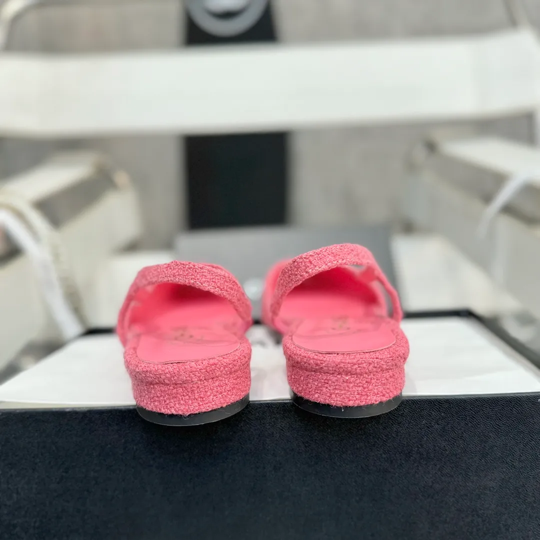 👟👟Ex-factory price 480👟👟 CHANEL Chanel flat bottom series🌹Fashionable classic sandals loved by all stars Fabric [👉] Mixed sheepskin👣🐏 Lining [👉] Silk sheep lining👣🐏 Insole [👉] Silk sheep👣🐏 Sole [👉] Genuine leather outsole imported from Italy 🌻 Packaging [👉] Chanel original box packaging 🌸 Code number [🦶🏻] 34-42 (⚠️34.41.42 is a custom code and cannot be returned or exchanged. Please understand)
